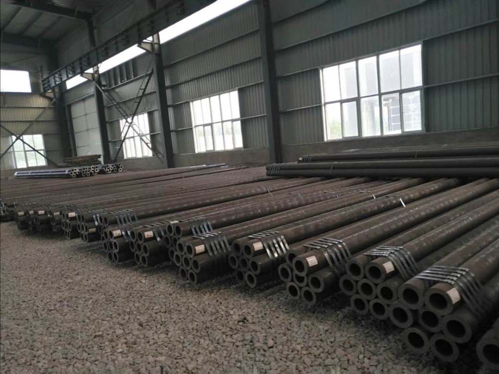 Seamless pipe of carbon steel and stainless steel