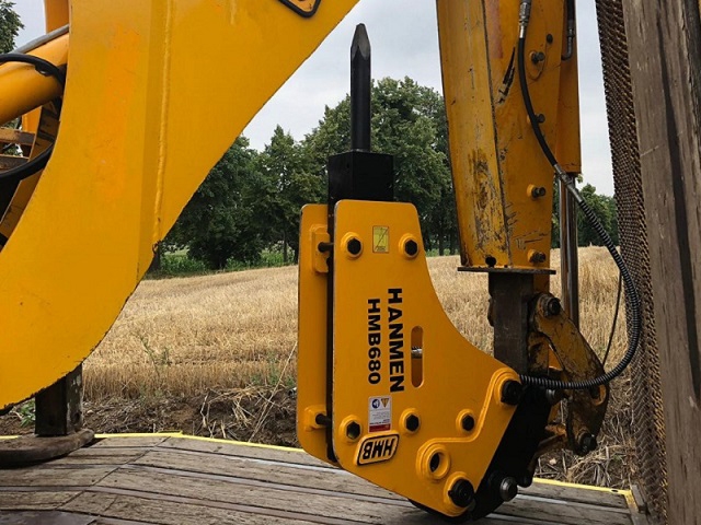 Backhoe type hydraulic breaker for mining