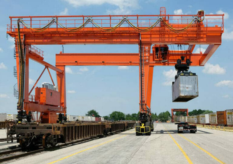 Ship To Shore Container Gantry Crane With Pneumatic Tires